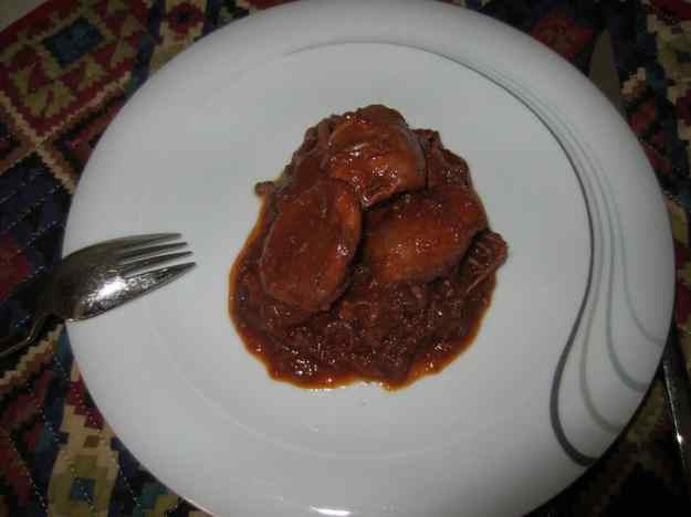 Popets en salsa de tomàquet cuinats en cocotte Le Creuset