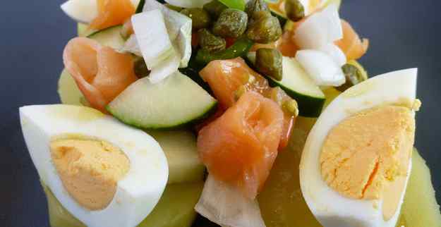 AMANIDA DE PATATA I SALMÓ AMB VINAGRETA D’ALFÀBREGA