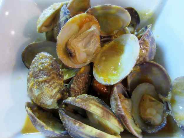 Cloïsses amb salsa de tomàquets, ametlles i avellanes