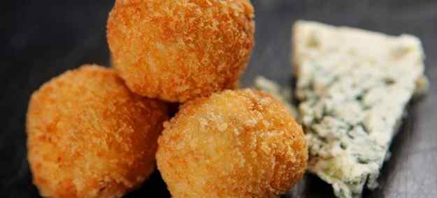 CROQUETES DE FORMATGE ROQUEFORT