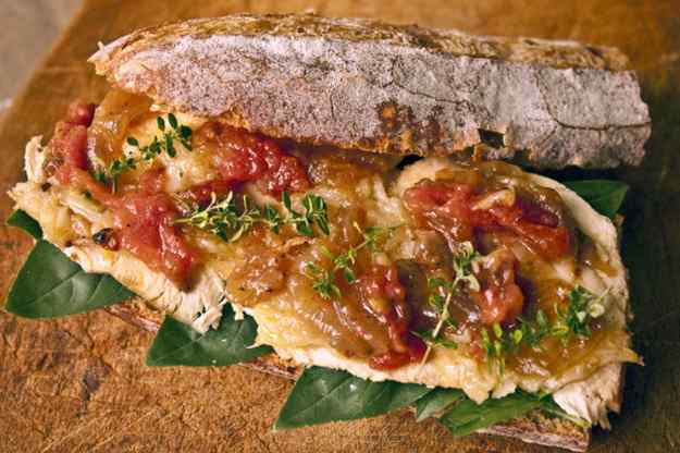 Entrepà de pit de pollastre rostit