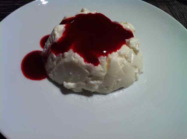 Panna cotta amb coulís de fruites del bosc (101/135)