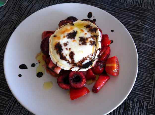 Amanida de cireres, maduixes i tomàquet amb formatge de cabra