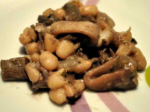 Mongetes de Santa Pau amb calamarsets i bolets