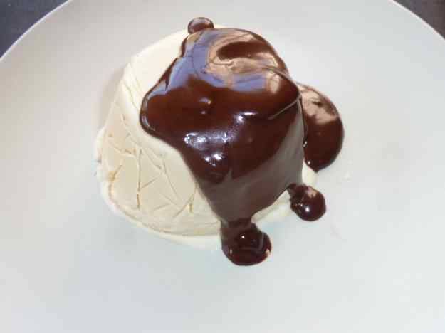 Biscuit de vainilla i mato amb salsa de xocolata