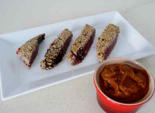 Tonyina arrebossada amb sèsam i pebre vermell, acompanyada de salsa de tomàquet express