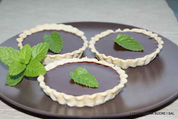 TARTALETES DE PASTA BRISA FARCIDES AMB GANACHE DE XOCOLATA NEGRA