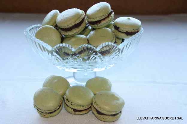MACARONS FARCITS DE CREMA DE XOCOLATA NEGRA