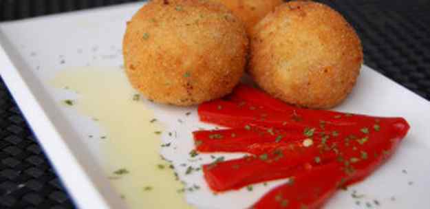 CROQUETES DE PEBROTS DEL PIQUILLO I TONYINA