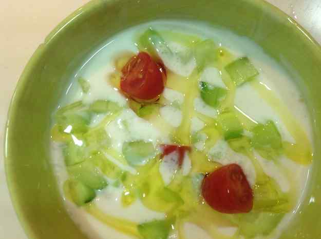 Sopa freda de iogurt
