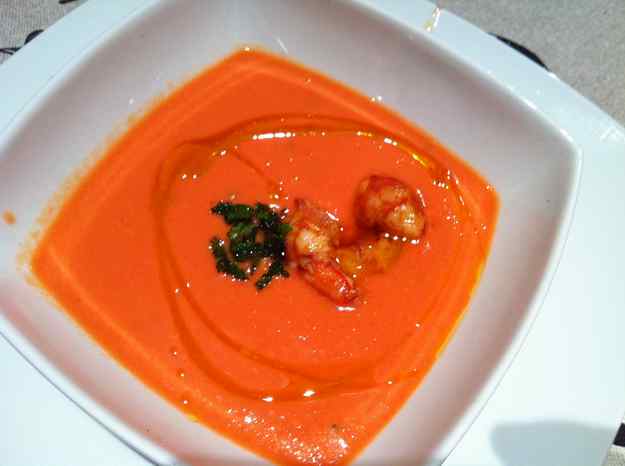 Sopa freda de tomàquet i mango amb gambes picants (22/36)