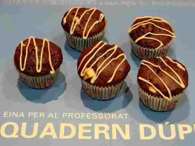 Muffins de xocolata amb perles de xocolata blanca