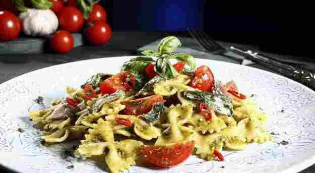 PASTA AL PESTO AMB ANXOVES I TOMÀQUETS
