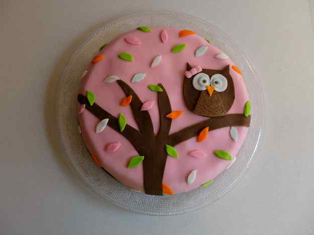 Pastís d’aniversari de xocolata amb fondant