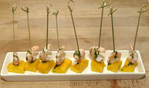 Pinxo de llagostí amb mango i pesto