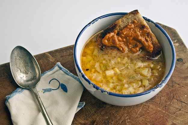 SOPA DE CALÇOTS AMB ROMESCO