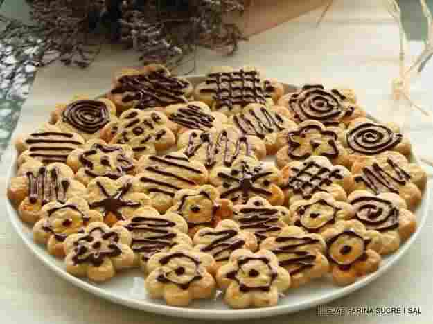 GALETES DE MANTEGA DECORADES AMB XOCOLATA