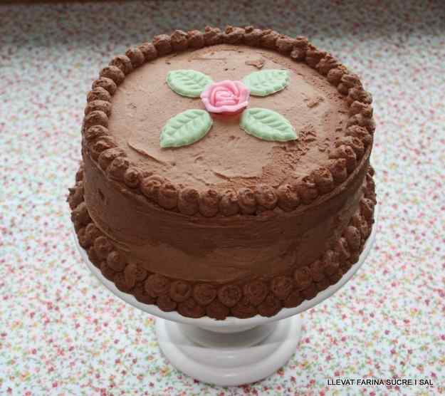 PASTÍS DE XOCOLATA AMB FROSTING DE XOCOLATA 02