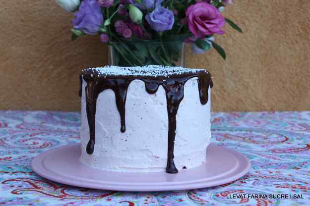LAYER CAKE DE XOCOLATA COBERT AMB MERENGA DE MADUIXES