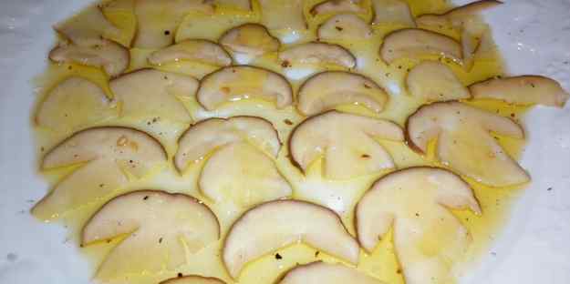 CARPACCIO DE CEPS MARINATS AMB LLIMONA I OLI D’OLIVA VERGE