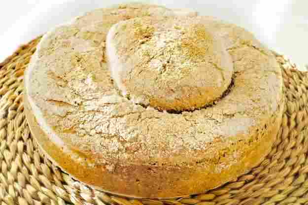 Pa d'espelta complert amb llavors i romaní
