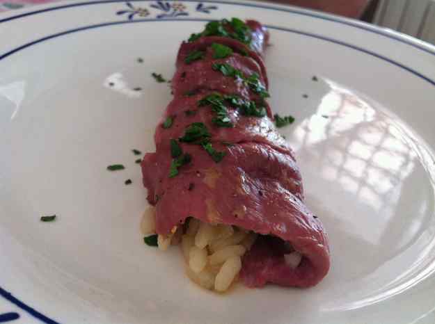 Caneló d'ànec farcit d'arròs amb bolets