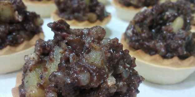 CASSOLETES DE BOTIFARRÓ DE CEBA I POMA