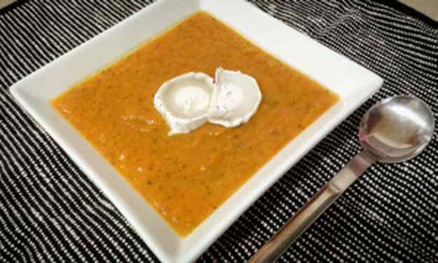 Crema de carabassa i coriandre, amb formatge de cabra i pinyons torrats