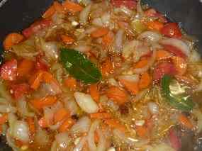 Cuixes de pollastre amb peu de porc i gambes 04