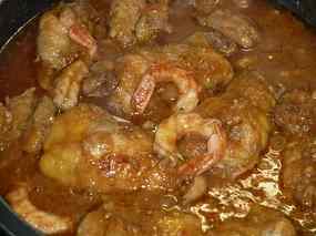 Cuixes de pollastre amb peu de porc i gambes 02