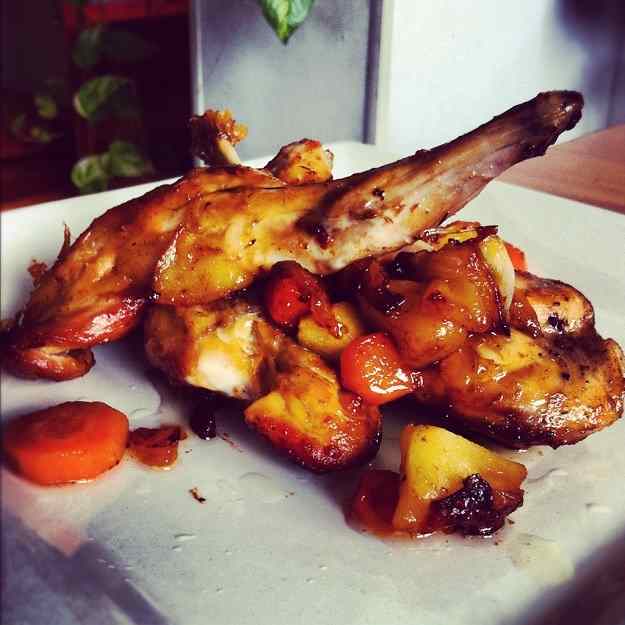 Conill a la cassola amb poma