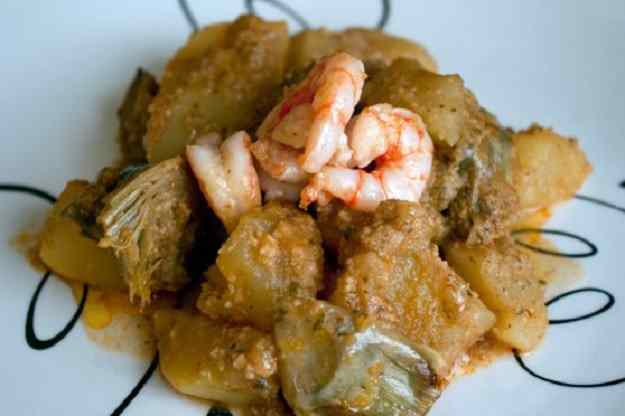 Romesco de carxofes i patates amb gambes