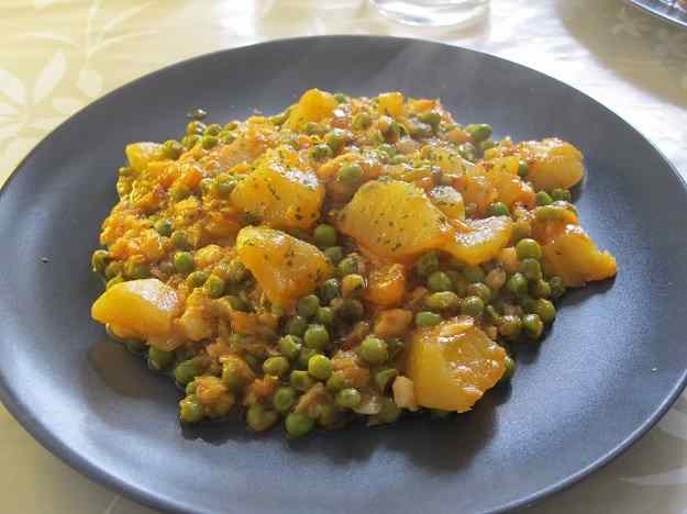 Bacallà esqueixat amb patates i pèsols