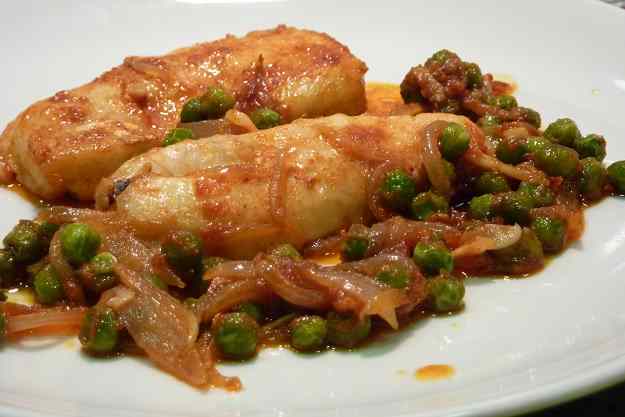 Lluç amb ceba i pèsols