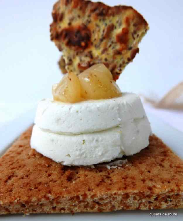 Entrant de Nadal. Mousse de gorgonzola amb pa d'espècies