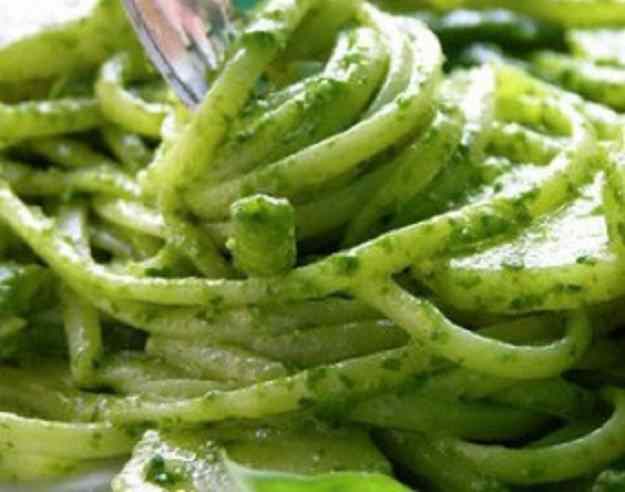 Espaguetis d’espirulina amb salsa pesto 01