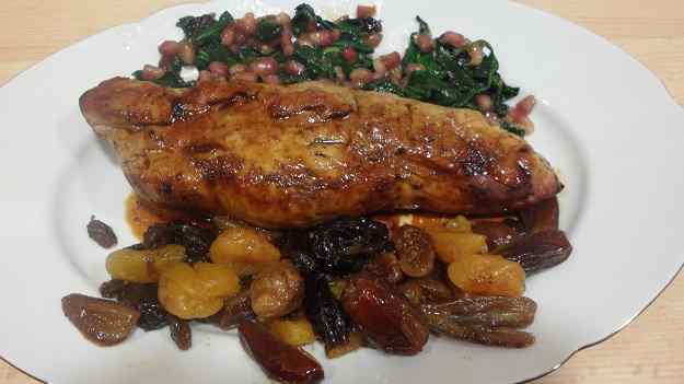 FILET LACAT ACOMPANYAT DE VEGETALS I FRUITA SECA