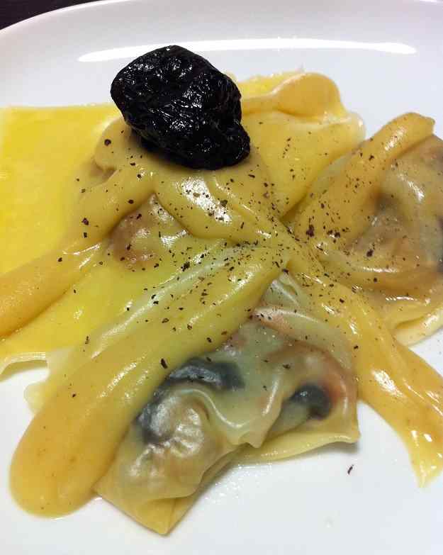 Wonton de bacó i prunes amb beixamel de curry