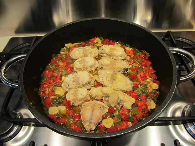 Rap amb pebrots verds i vermells