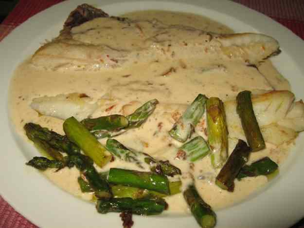 Llobarro amb espàrrecs verds a la crema d'alls tendres