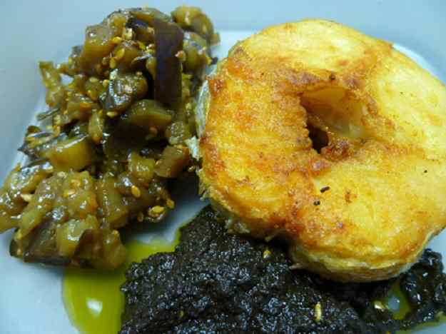 Lluç amb olivada i sèsam