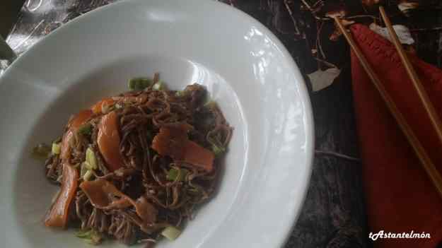 Fideus soba amb all porro i salmó marinat