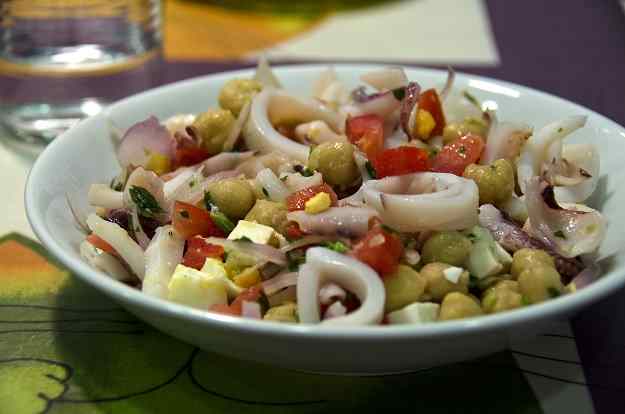 Amanida de cigrons amb calamar