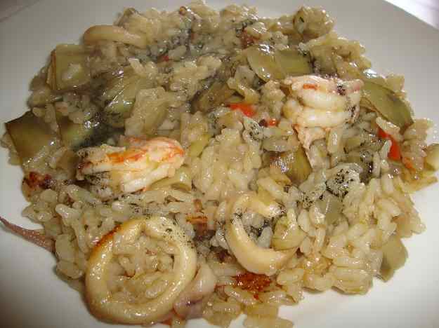Arròs amb gambes, carxofes i allioli de tinta