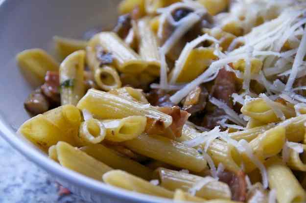 Macarrons amb xampinyons i cansalada