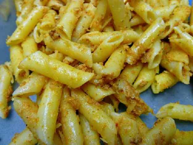 Macarrons al pesto vermell