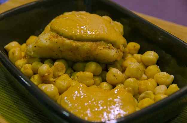 Bacallà amb cigrons i salsa de calçot