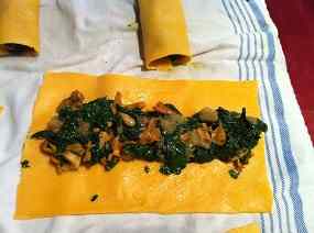 Canelons de tomàquet farcits d´espinacs, rossinyols i gambes amb salsa de marisc 03