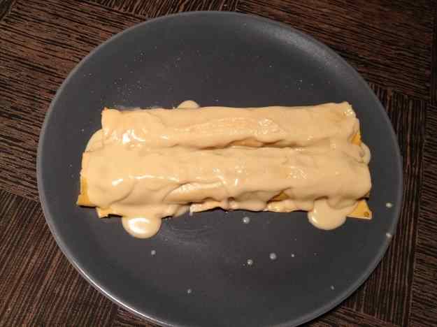 Canelons de tomàquet farcits d´espinacs, rossinyols i gambes amb salsa de marisc 01