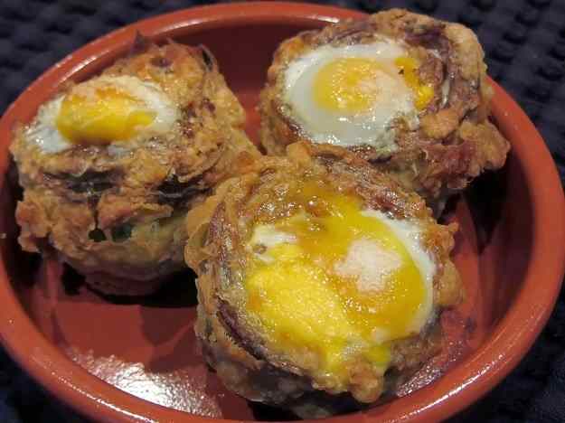 Cors de carxofa amb ous de guatlla